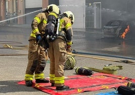 Bomberos trabajan para controlar las llamas en el incendio de una panadería en Juncaril