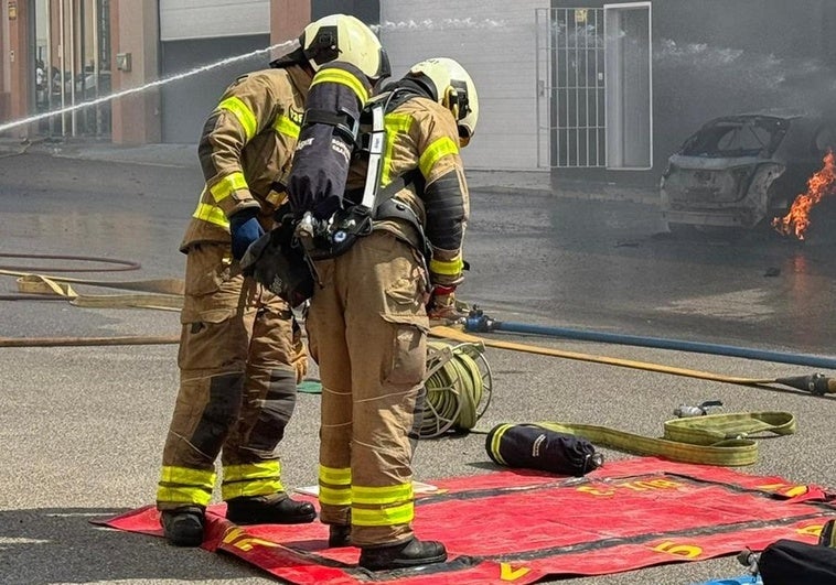 Bomberos trabajan para controlar las llamas en el incendio de una panadería en Juncaril