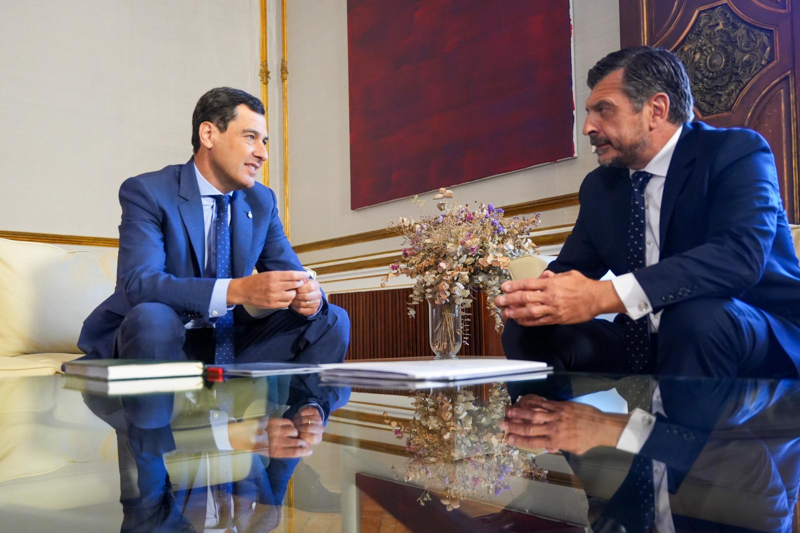 Juanma Moreno con el portavoz del Grupo Popular, Toni Martín.