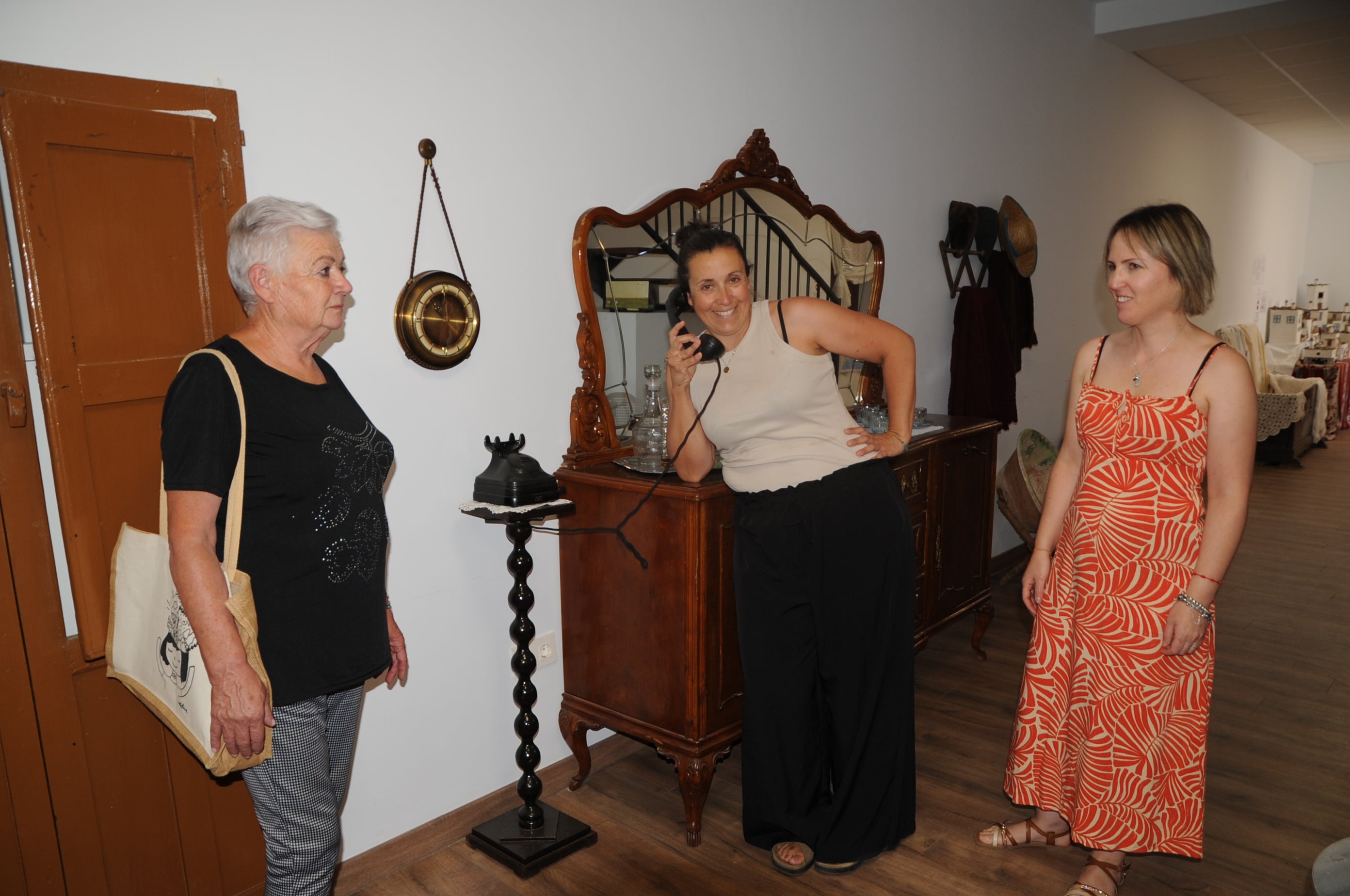 Primer teléfono que hubo en Pórtugos, ahora en el nuevo espacio etnográfico