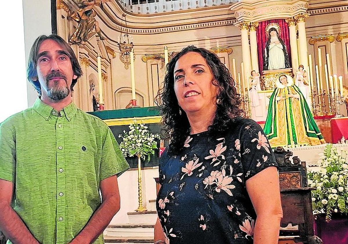 Jesús Salas y María José Luis, ante la imagen por ellos restaurada.