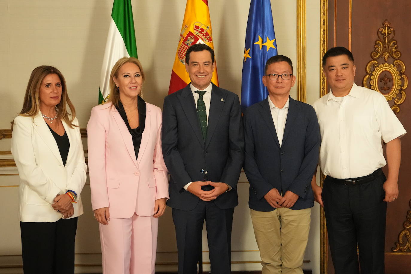 Juanma Moreno flanqueado por la consejera de Economía, Carolina España, y la alcaldesa de Linares, María Auxiliadora del Olmo, a su la izquierda, y el presidente de la empresa Coronet, Zewen Lui, así como el director general de Coronet, Daogang Wu, a su derecha.