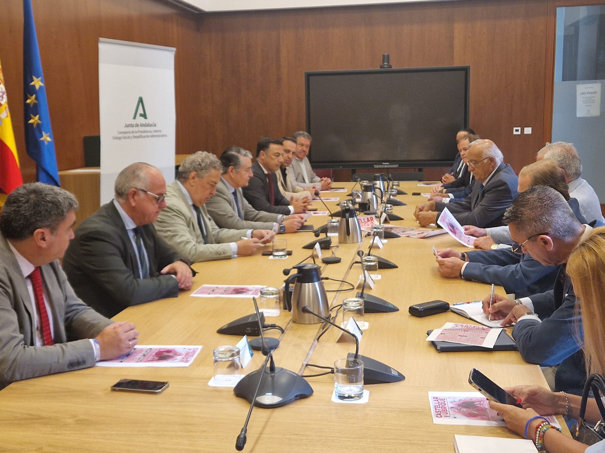 Reunión con el consejero Antonio Sanz para diseñar el Encuentro Andaluz de Escuelas Taurinas.