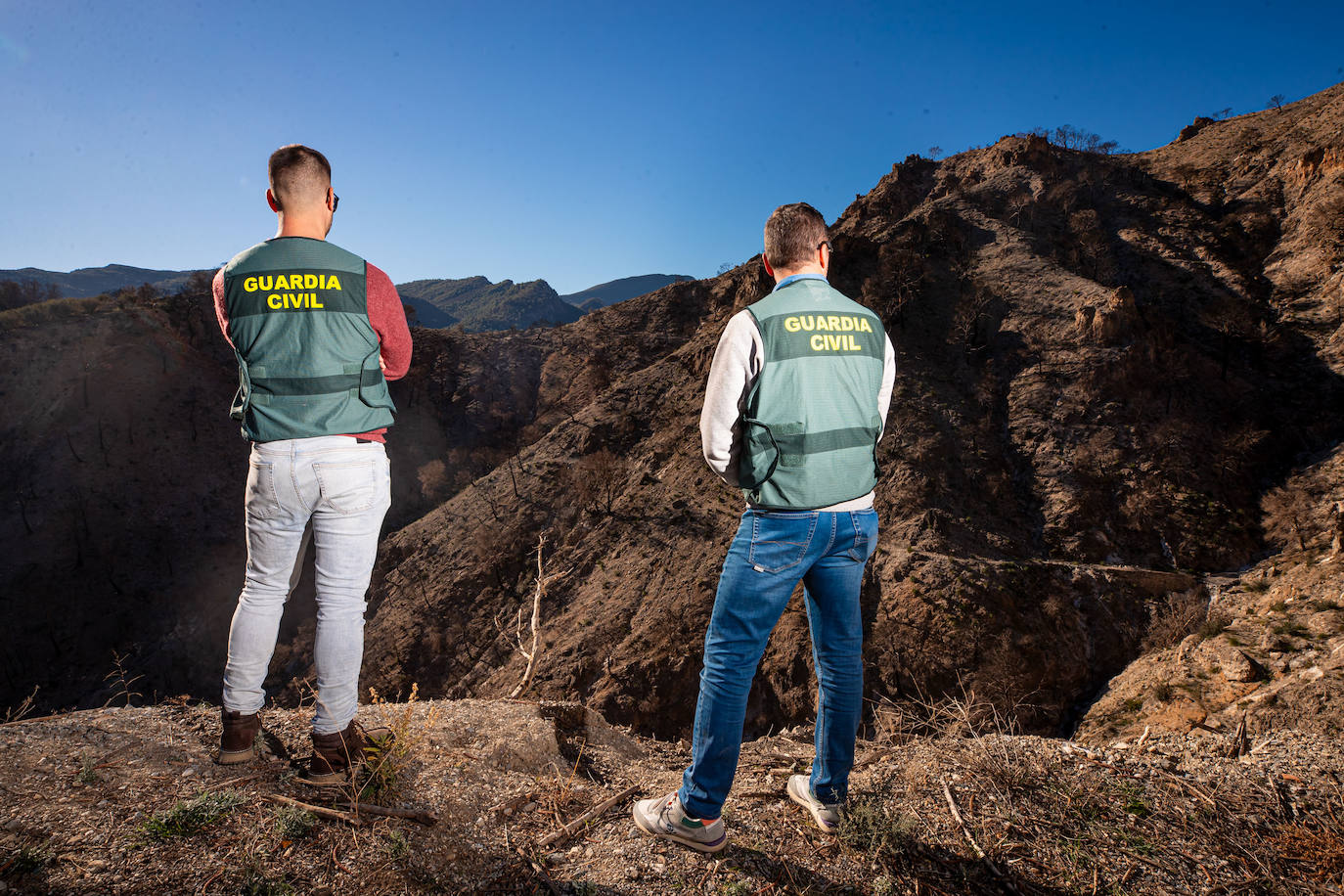 Dos agentes de la Guardia Civil de Granada.