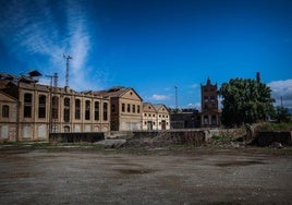 Vista del exterior de la vieja fábrica, con la Alcoholera al fondo, que centrará la primera fase de la rehabilitación.