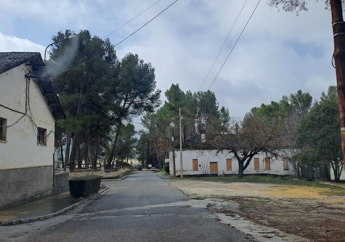 Calle del poblado de Los Bermejales.