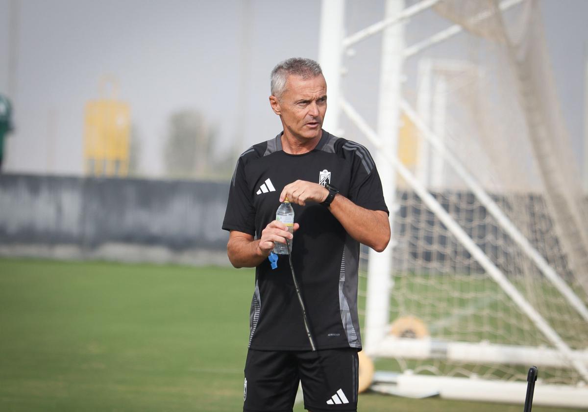 Escribá bebe agua en el entrenamiento.