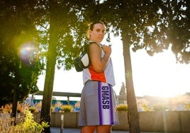 Hamidi muestra sus protecciones de kick boxing antes un en entrenamiento del GmasB.