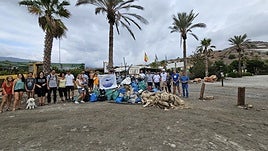 Jornada de limpieza de la playa de Castell.
