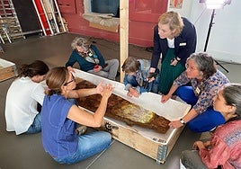 Expertos analizando el taujel en el Museo de Pérgamo la semana pasada.