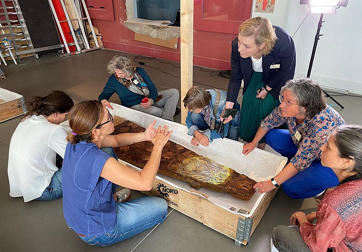 Expertos analizando el taujel en el Museo de Pérgamo la semana pasada.