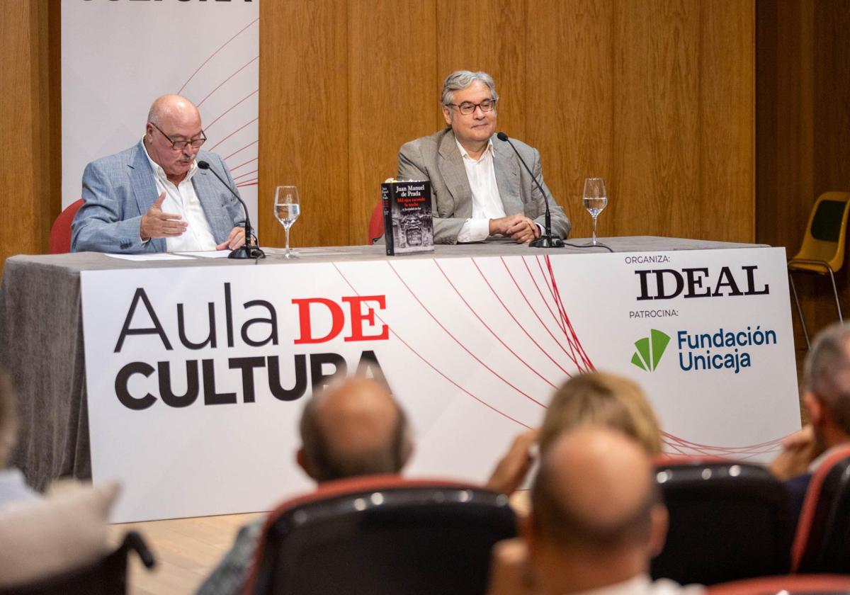 Eduardo Peralta y Juan Manuel de Prada, durante la intervención del escritor en el Aula de Cultura.