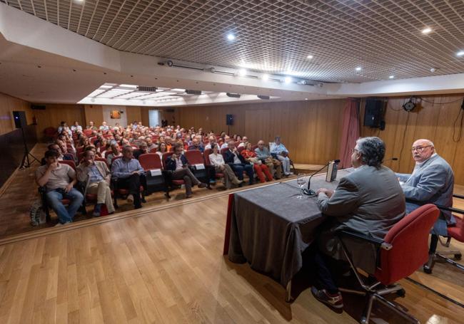 El público llenó el salón de actos de la ONCE.