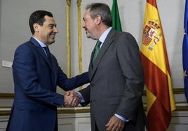 El presidente de la Junta, Juanma Moreno, con el líder de la oposición, Juan Espadas.