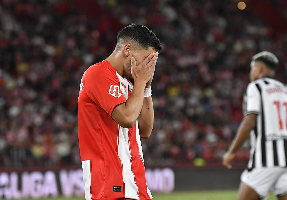 Lucas Robertone lamenta una acción del partido.