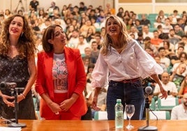 Yolanda Díaz (derecha) junto a responsables de la UGR en el Aula Magna de Filosofía y Letras, llena hasta la bandera.