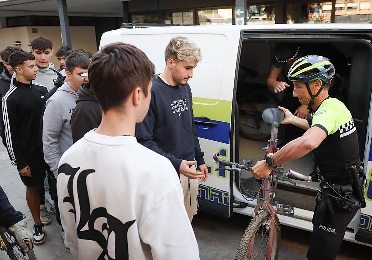 Alumnos del IES Hermenegildo Lanz cogen las bicicletas