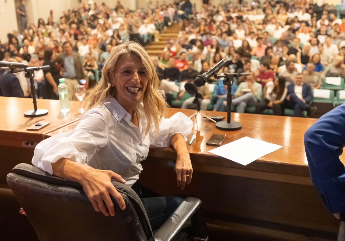 Yolanda Díaz antes del inicio de su charla en la Facultad de Filosofía.