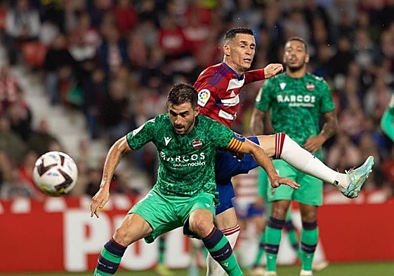 El exrojiblanco José Callejón pelea por un balón durante el partido sin goles con el Levante en Los Cármenes.