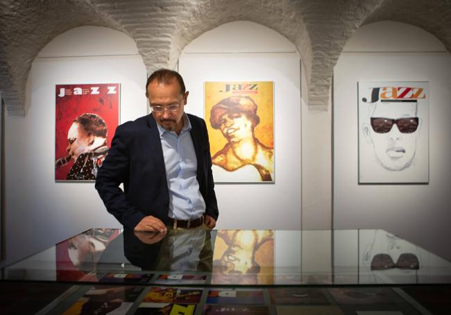 El delegado Fernando Egea observa el contenido de una de las vitrinas.