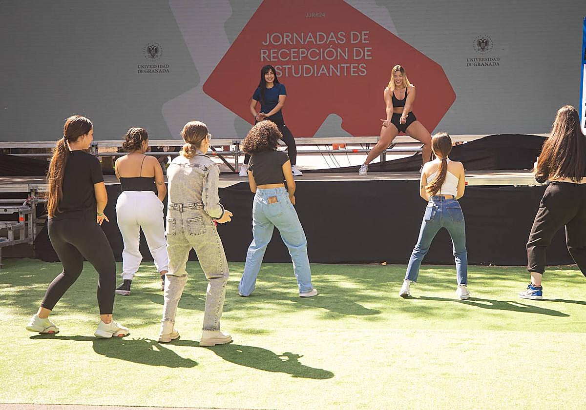 Imagen principal - Varios instantes de la jornada de recepción de estudiantes de la UGR.
