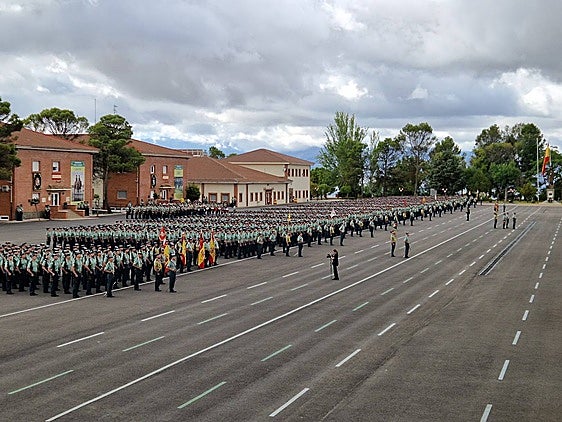 Formación de los agentes de la 129ª promoción, en el patio de la Academia de Baeza, para la entrega de despachos.