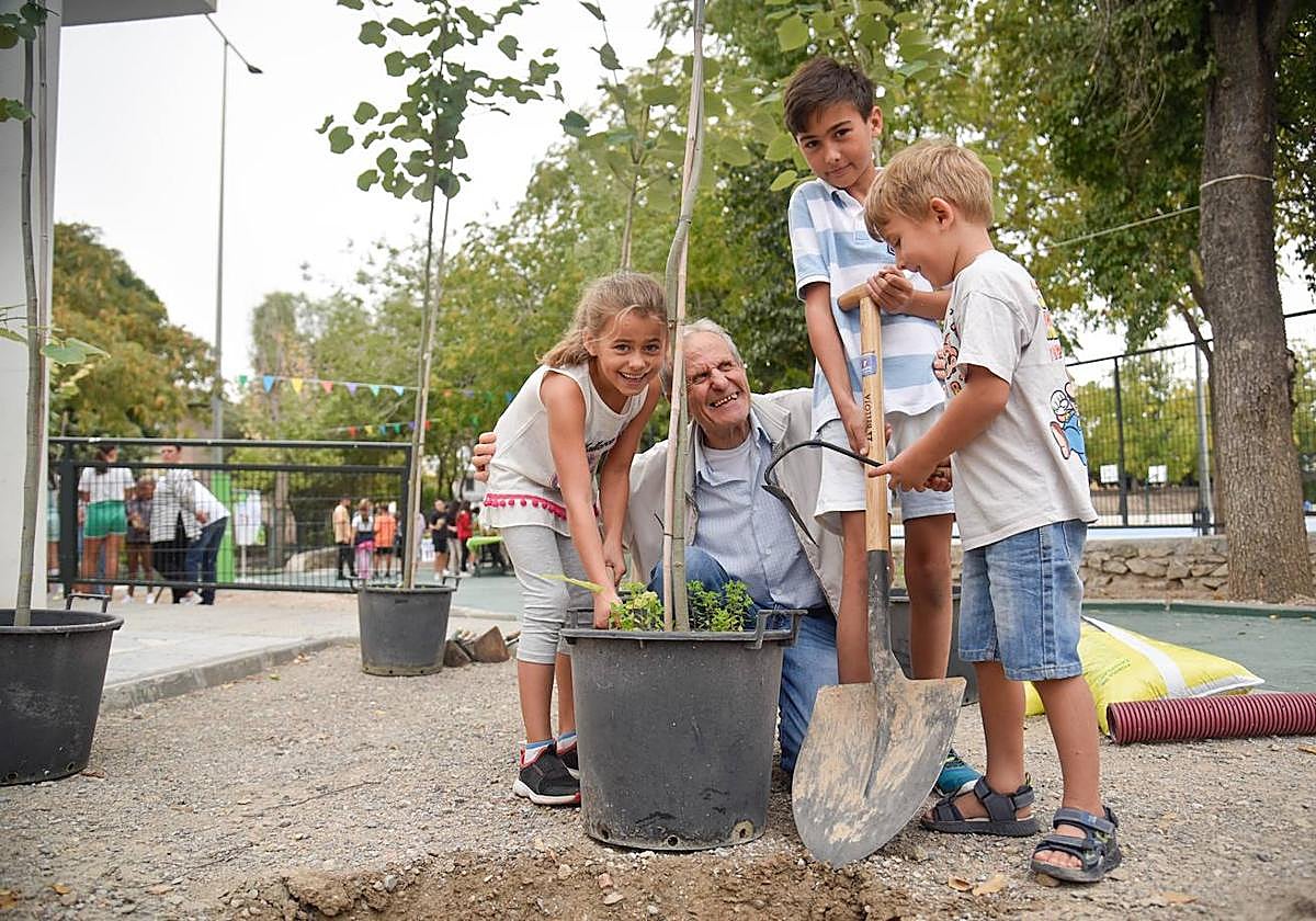 Manuel Moreno junto a sus nietos