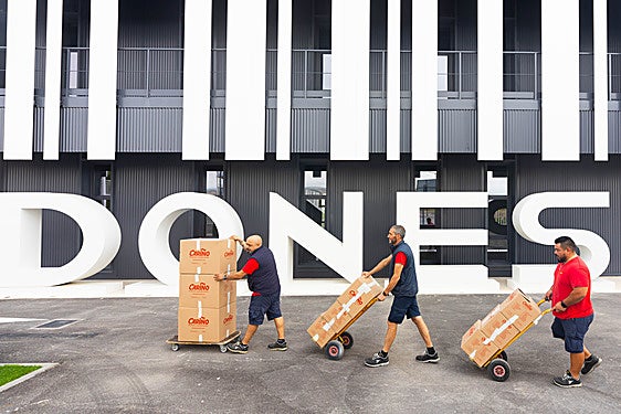 Trabajadores de la empresa de mudanzas trasladan cajas al edificio UGR Dones en la Citai de Escúzar.