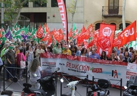 Concentración de los sindicatos en la puerta de la sede de la CEJ