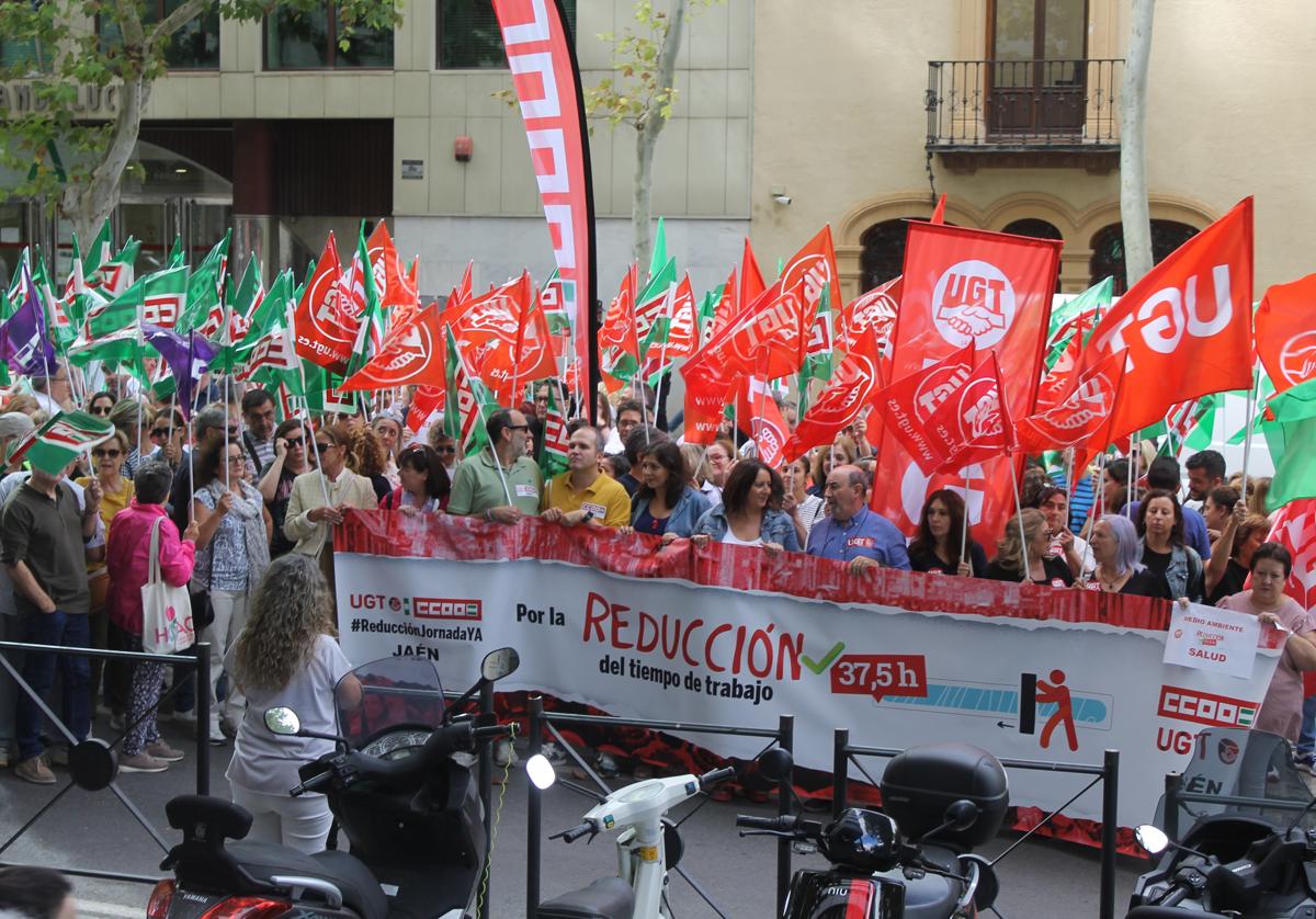 Concentración de los sindicatos en la puerta de la sede de la CEJ