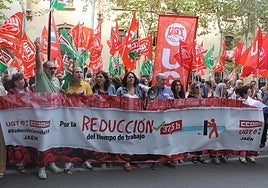 Manifestantes enfrente de la sede de la patronal en Jaén