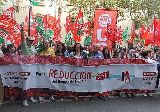 Manifestantes enfrente de la sede de la patronal en Jaén
