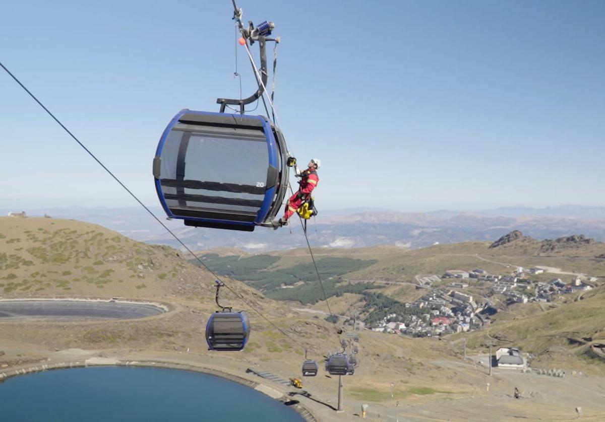 Entrenamiento de un rescate aéreo en el telecabina Al ndalus, una de las actuaciones que se realizan aprovechando el verano.