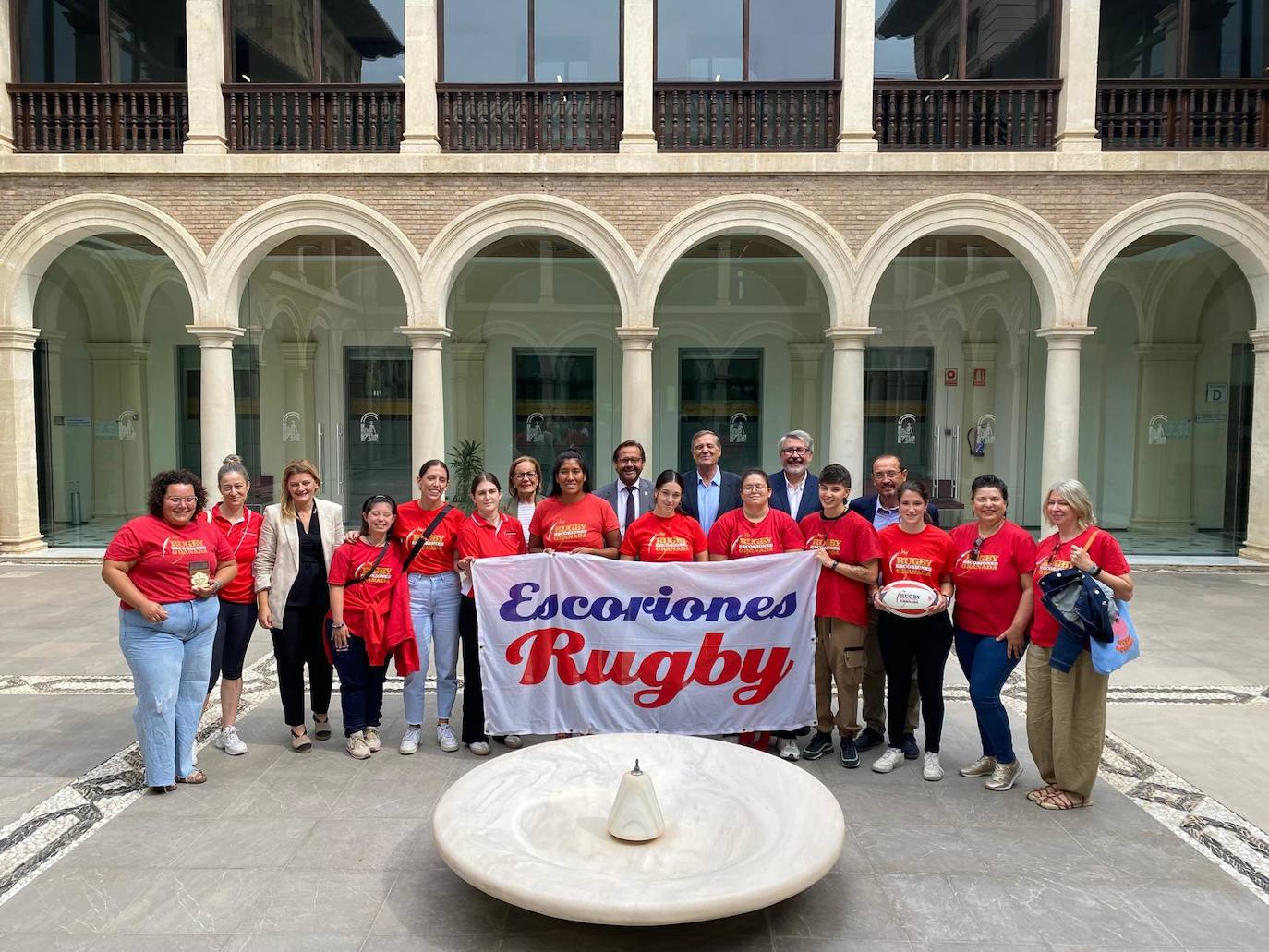 Homenaje de la Junta de Andalucía al equipo femenino de rugby del Escoriones.