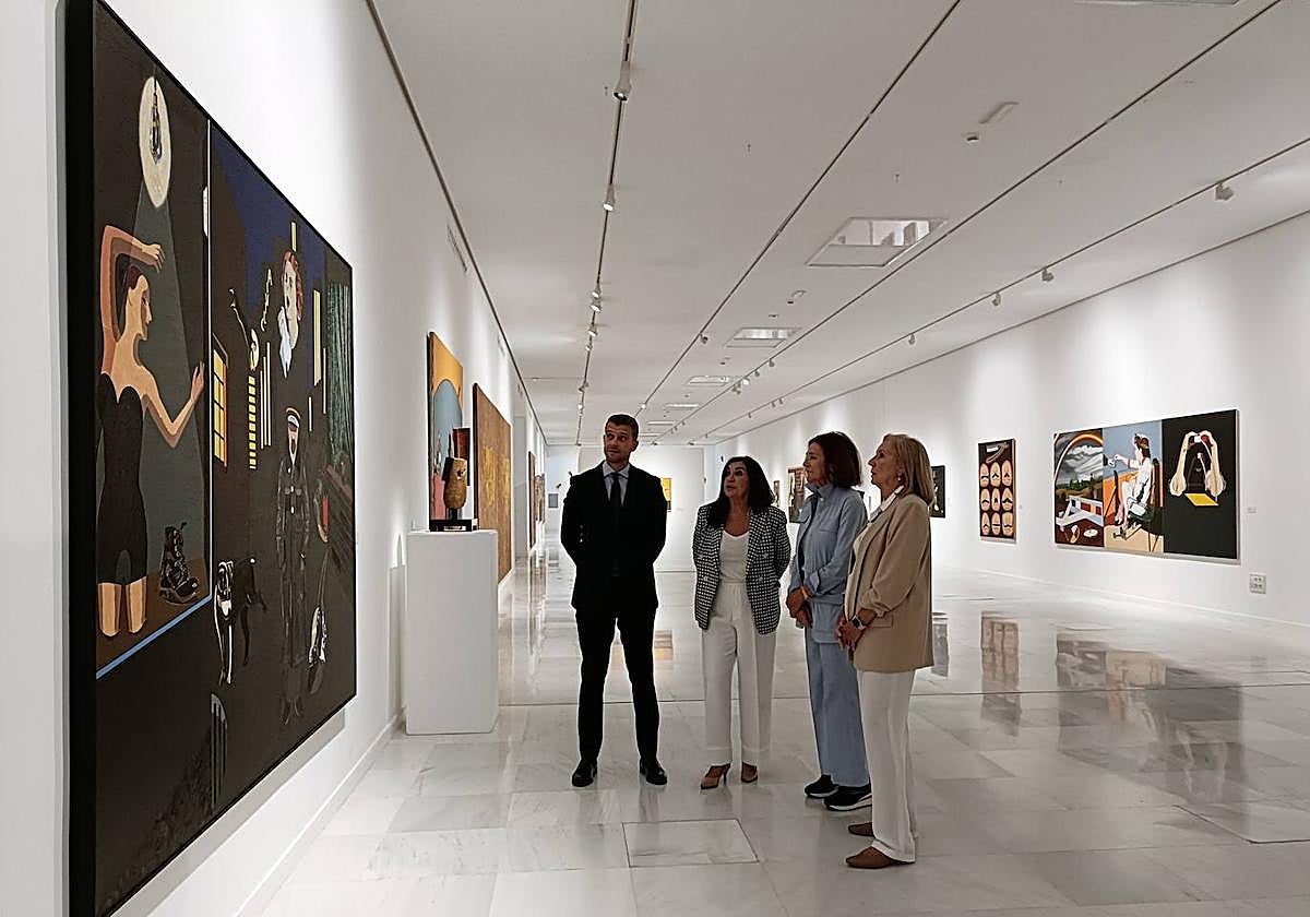 De izquierda a derecha: el director de Área de Negocio Granada Capital y Metropolitana Norte de CaixaBank, Javier Rivas, la comisaria de la muestra, Marisa Oropesa, la viuda del artista, Isabel Azcárate, y la presidenta de CajaGranada Fundación, María Elena Martín-Vivaldi.