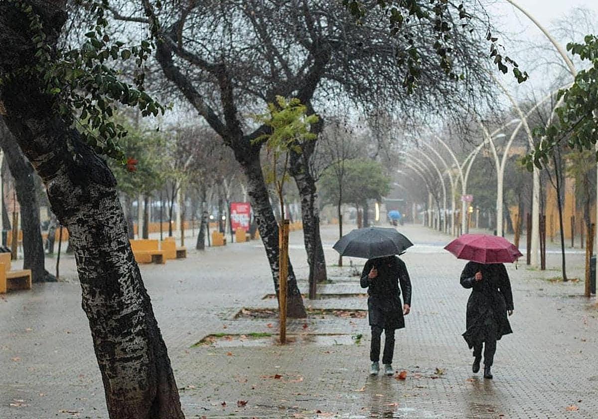 La borrasca Aitor trae lluvia y fenómenos costeros a Andalucía.