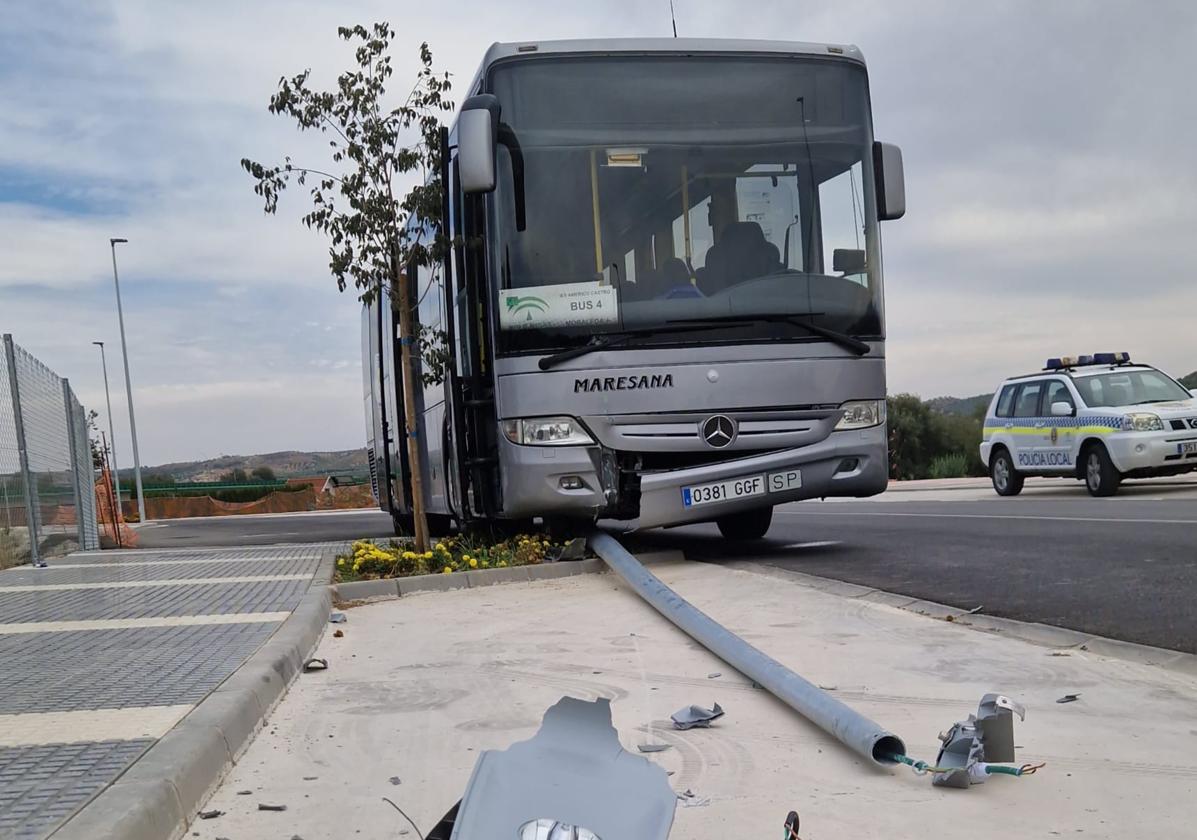 Autobús que tuvo el accidente en Huétor Tájar.