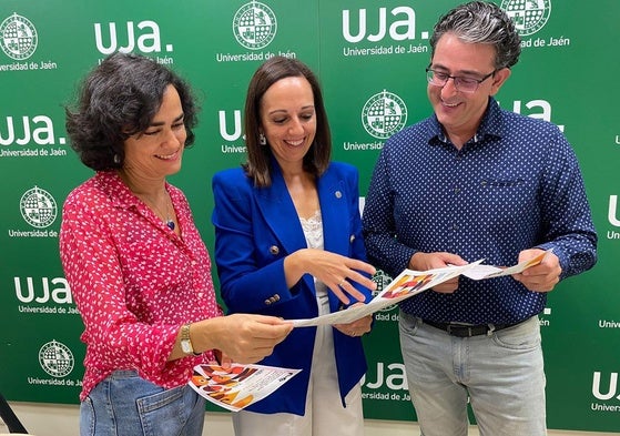 Isabel Abad, Marta Torres y Javier Marín durante la presentación de la programación cultural del cuatrimestre en la UJA.