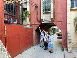 Miembros de la asociación de vecinos de Casería Montijo muestran las tuberías de cobre que son objetivo de los ladrones.