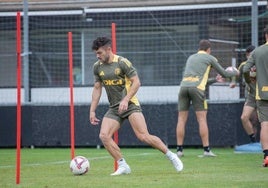 Curro Sánchez conduce un balón durante un entrenamiento.