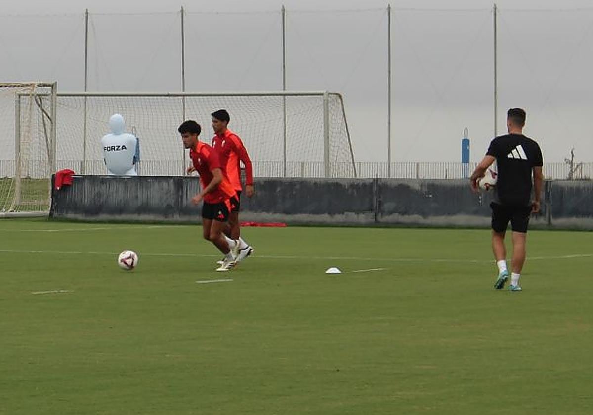 El central luso Joao Pereira participa en un ejercicio con balón durante el entrenamiento de este jueves.