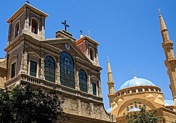 Catedral maronita y mezquita en Beirut.