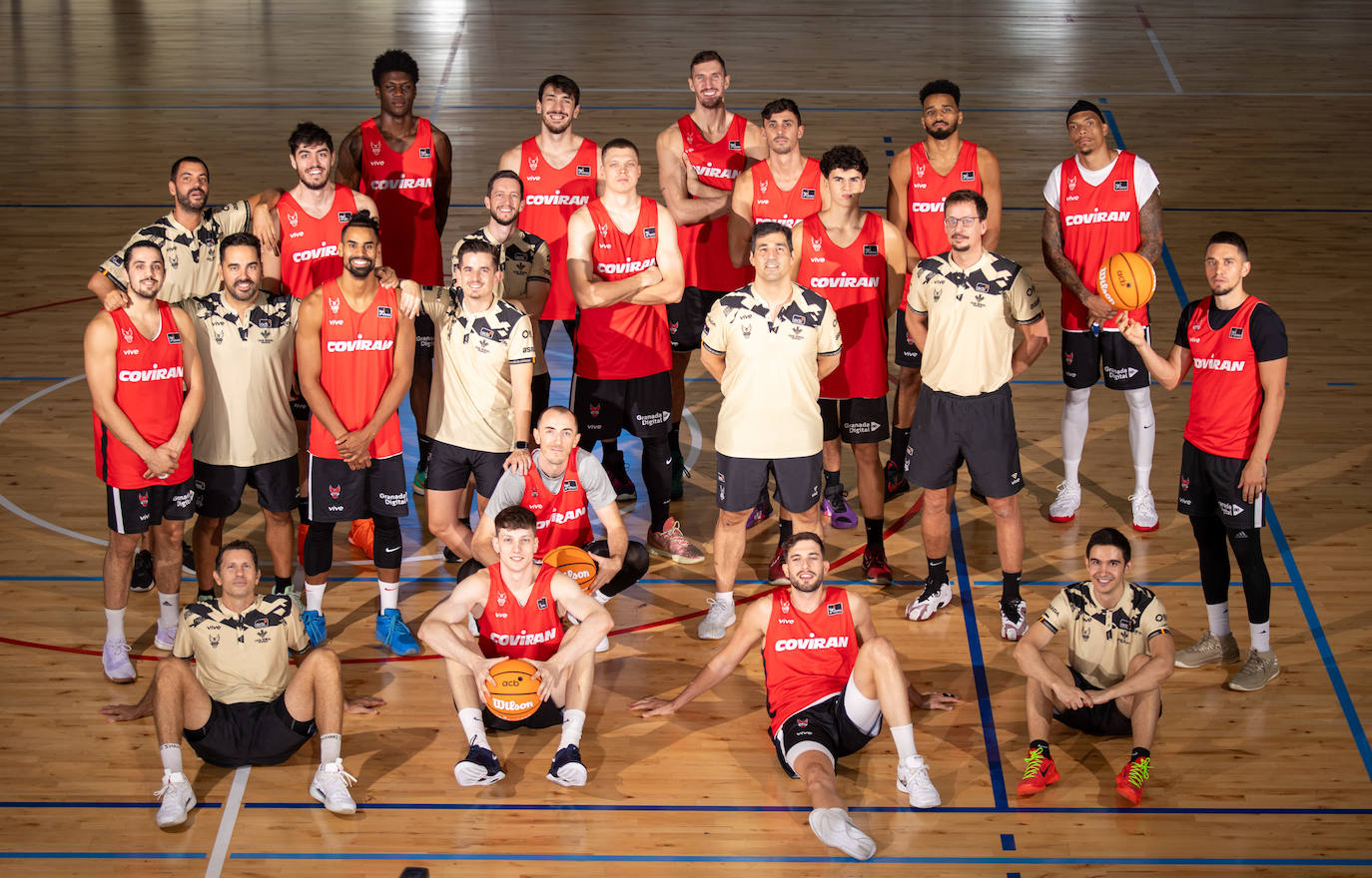 La plantilla del Covirán posa de forma desenfadada en el Estadio.