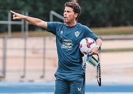 Rubi dirigiendo un entrenamiento de la UD Almería