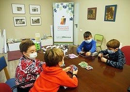 Verdiblanca reparte más de 80 becas estudiantiles entre su plantilla