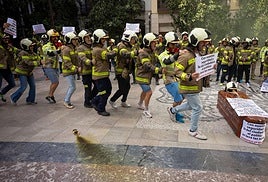Bomberos de Granada protestan este viernes en la Plaza del Carmen.