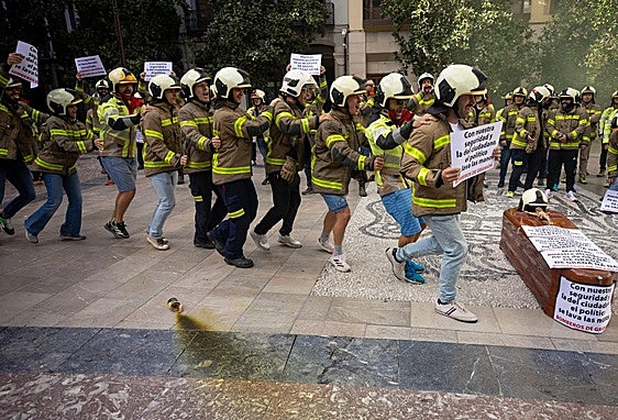 Bomberos de Granada protestan este viernes en la Plaza del Carmen.