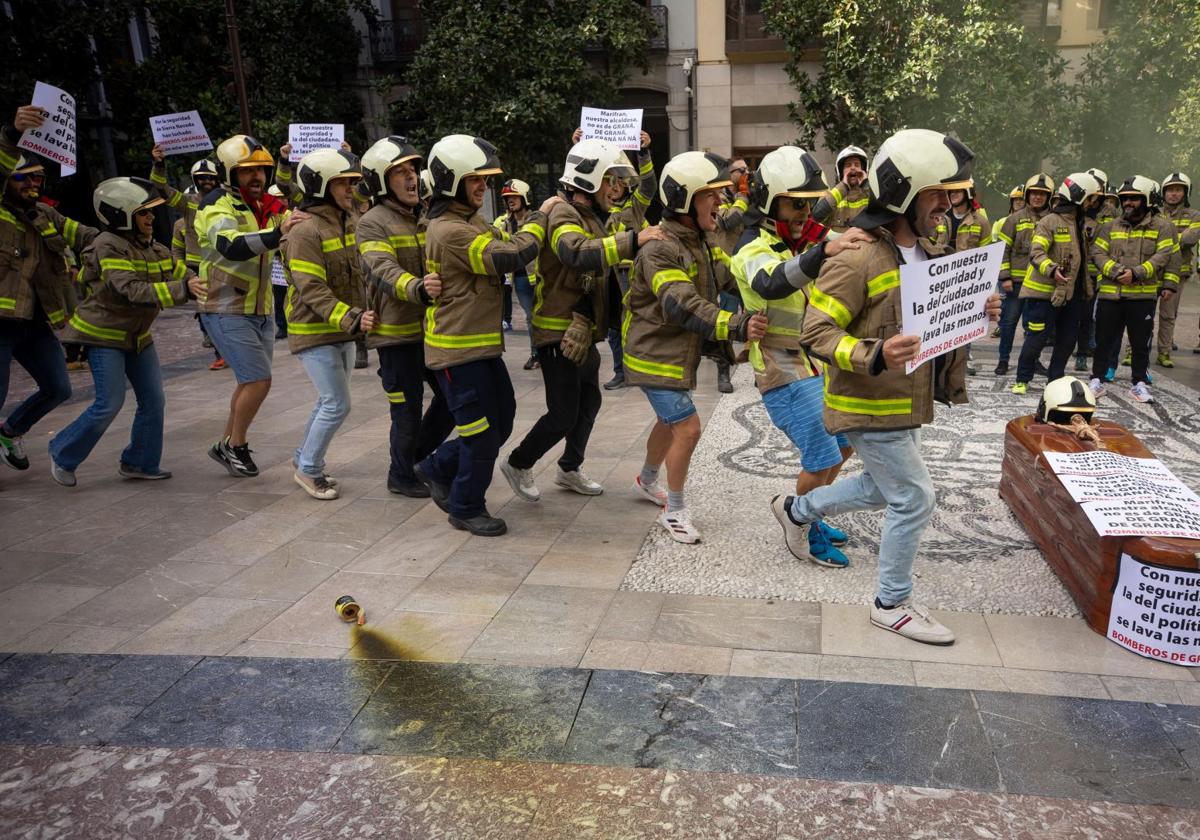 Bomberos de Granada protestan este viernes en la Plaza del Carmen.