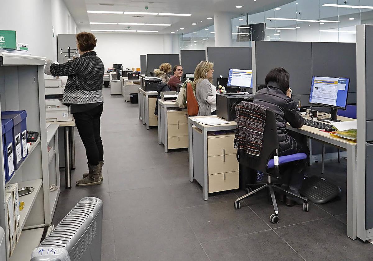 Administrativos en un edificio público.