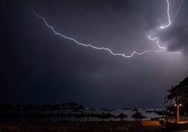 Hay avisos por fenómenos costeros en Granada y Almería.